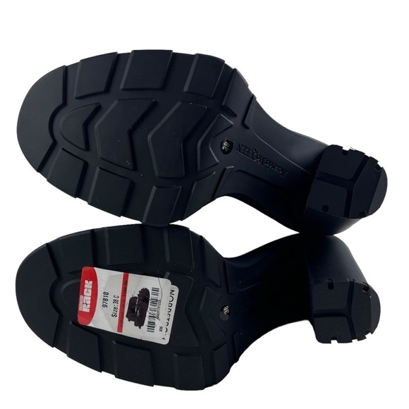 ALEXANDER MCQUEEN PATENT LEATHER WHITE BLACK TREAD HEELED MOD ANKLE BOOTS - Picture 9 of 16